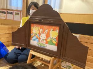 絵本の読み聞かせ