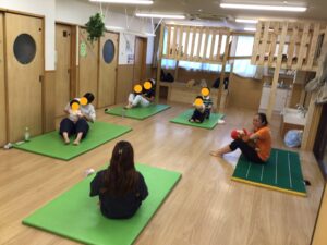 支援センターで親子ピラティスを行いました。